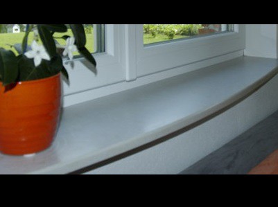 parapet klenutých oken